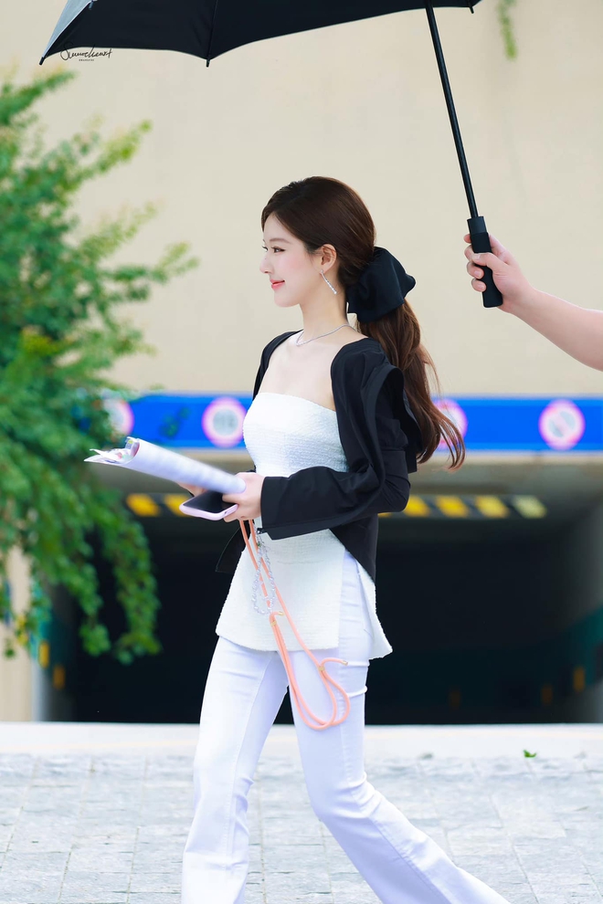 Phụ kiện tóc chỉ vài chục nghìn này đang khiến Triệu Lộ Tư đạt khí chất “đại tiểu thư” trong phim mới- Ảnh 5. Phụ kiện tóc chỉ vài chục nghìn này đang khiến Triệu Lộ Tư đạt khí chất “đại tiểu thư” trong phim mới- Ảnh 5.