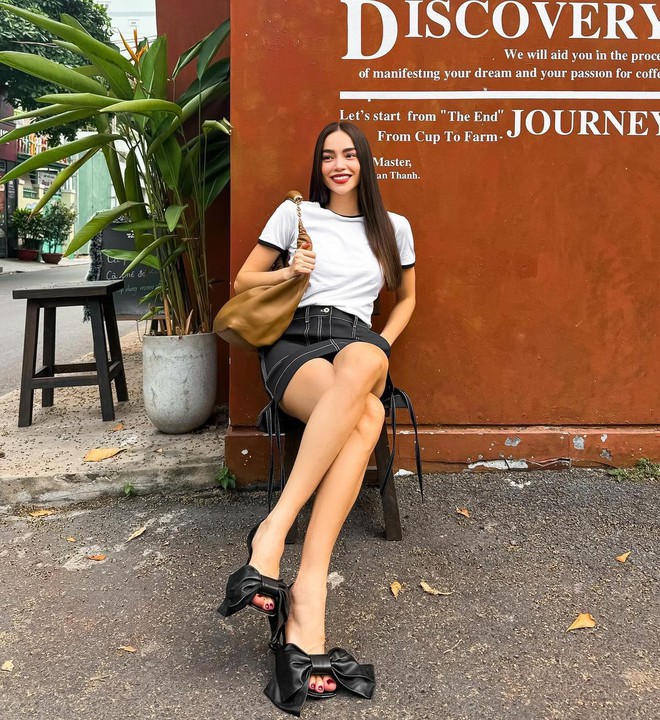 Hà Hồ lựa quần áo đơn giản mà vẫn đẹp ngút ngàn, bí kíp mặc sang cho tuổi U40 là đây!- Ảnh 2. Hà Hồ lựa quần áo đơn giản mà vẫn đẹp ngút ngàn, bí kíp mặc sang cho tuổi U40 là đây!- Ảnh 2.