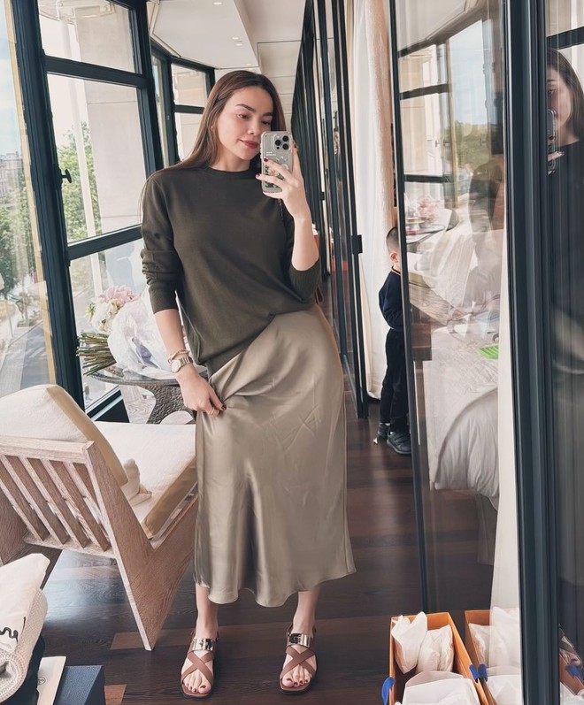 Hà Hồ lựa quần áo đơn giản mà vẫn đẹp ngút ngàn, bí kíp mặc sang cho tuổi U40 là đây!- Ảnh 11. Hà Hồ lựa quần áo đơn giản mà vẫn đẹp ngút ngàn, bí kíp mặc sang cho tuổi U40 là đây!- Ảnh 11.