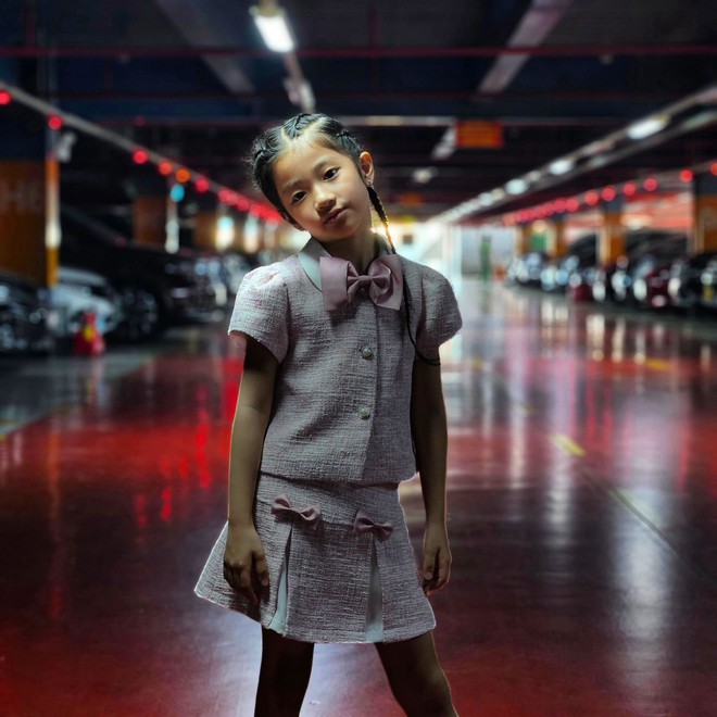 Con gái Kiên Ứng mới 8 tuổi đã cool không kém gì bố, tự mix đồ Hip- hop rất "okela"- Ảnh 14. Con gái Kiên Ứng mới 8 tuổi đã cool không kém gì bố, tự mix đồ Hip- hop rất "okela"- Ảnh 14.