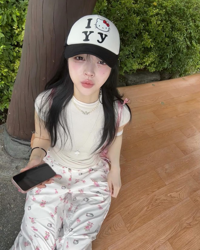 Làm mới giày Rosé, đưa Jennie, Baekhyun về tuổi thơ: Local brand Y2K gây chú ý với 2 màn collab chấn động 1 năm- Ảnh 30.