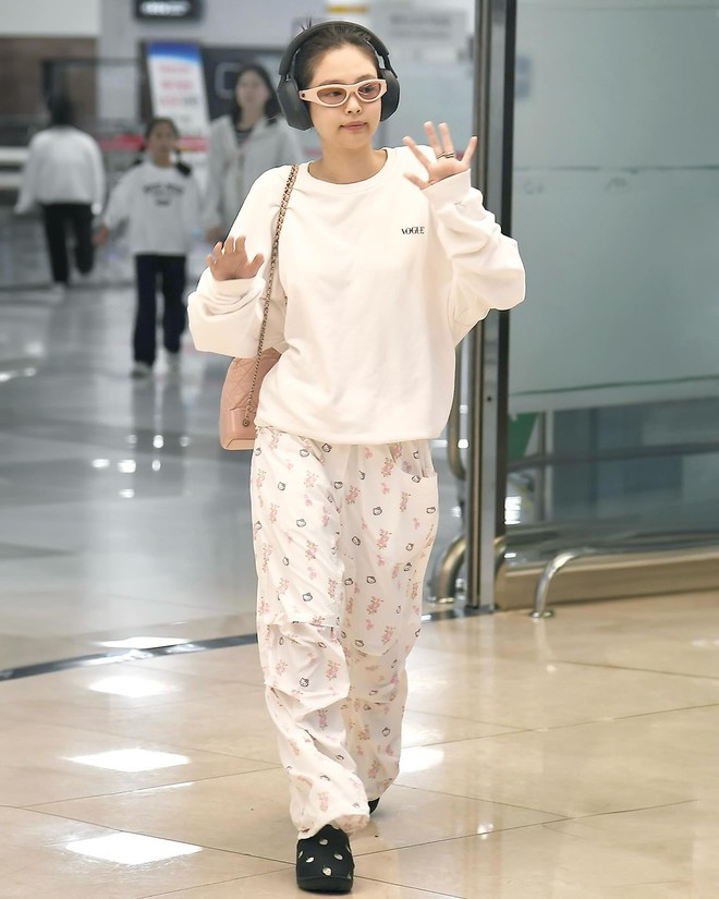 Làm mới giày Rosé, đưa Jennie, Baekhyun về tuổi thơ: Local brand Y2K gây chú ý với 2 màn collab chấn động 1 năm- Ảnh 24.