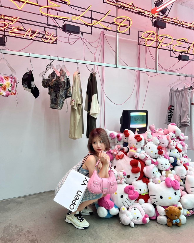 Làm mới giày Rosé, đưa Jennie, Baekhyun về tuổi thơ: Local brand Y2K gây chú ý với 2 màn collab chấn động 1 năm- Ảnh 36.