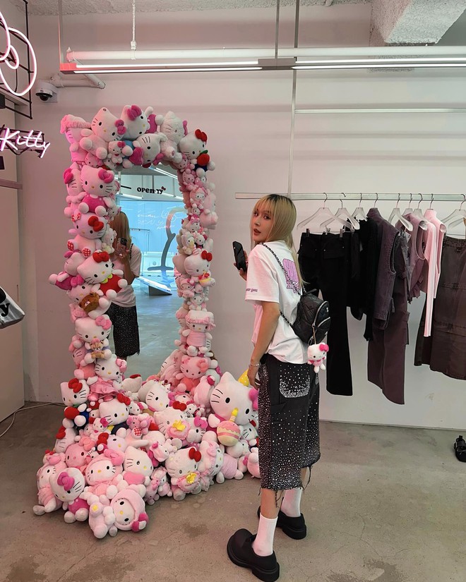 Làm mới giày Rosé, đưa Jennie, Baekhyun về tuổi thơ: Local brand Y2K gây chú ý với 2 màn collab chấn động 1 năm- Ảnh 37.