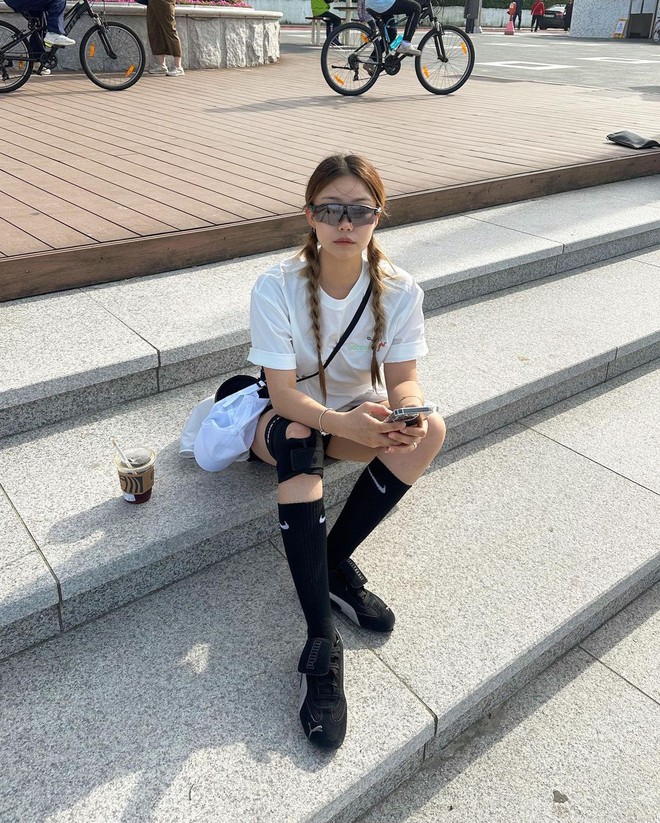 Làm mới giày Rosé, đưa Jennie, Baekhyun về tuổi thơ: Local brand Y2K gây chú ý với 2 màn collab chấn động 1 năm- Ảnh 18.