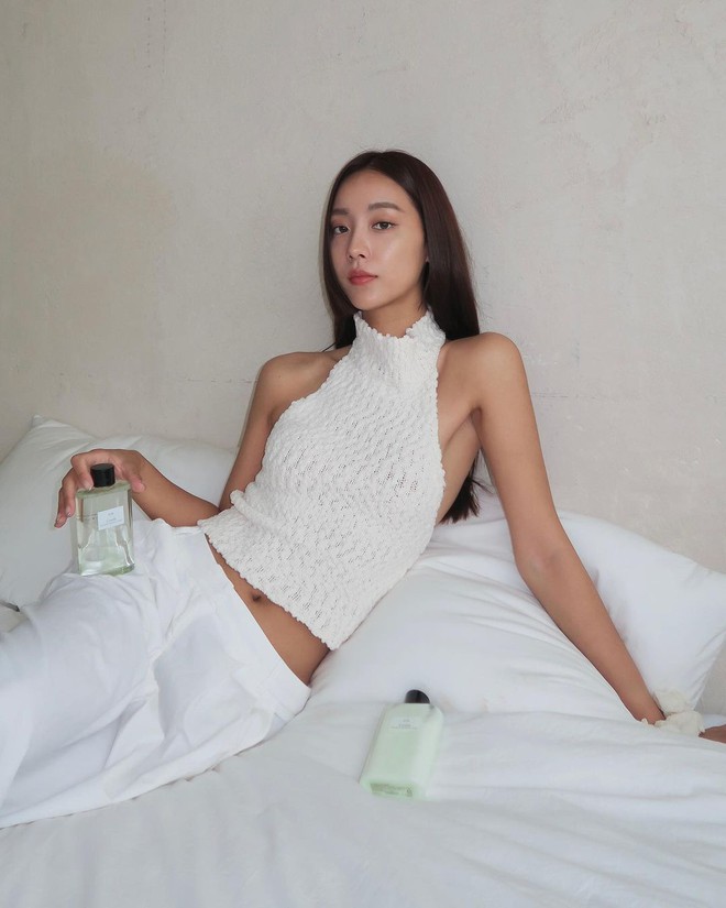 Quanh hè diện croptop, gái Hàn chỉ bạn list áo siêu xinh, phối đủ kiểu không chán- Ảnh 34. Quanh hè diện croptop, gái Hàn chỉ bạn list áo siêu xinh, phối đủ kiểu không chán- Ảnh 34.