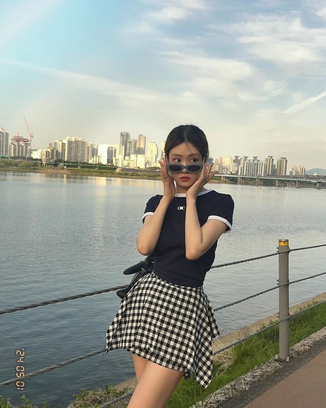 Quanh hè diện croptop, gái Hàn chỉ bạn list áo siêu xinh, phối đủ kiểu không chán- Ảnh 1. Quanh hè diện croptop, gái Hàn chỉ bạn list áo siêu xinh, phối đủ kiểu không chán- Ảnh 1.