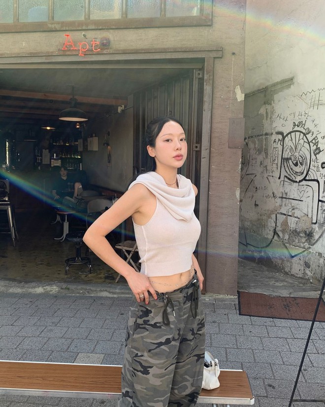 Quanh hè diện croptop, gái Hàn chỉ bạn list áo siêu xinh, phối đủ kiểu không chán- Ảnh 35. Quanh hè diện croptop, gái Hàn chỉ bạn list áo siêu xinh, phối đủ kiểu không chán- Ảnh 35.