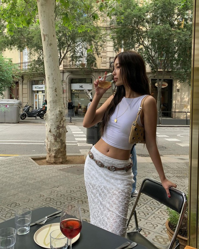 Quanh hè diện croptop, gái Hàn chỉ bạn list áo siêu xinh, phối đủ kiểu không chán- Ảnh 9. Quanh hè diện croptop, gái Hàn chỉ bạn list áo siêu xinh, phối đủ kiểu không chán- Ảnh 9.