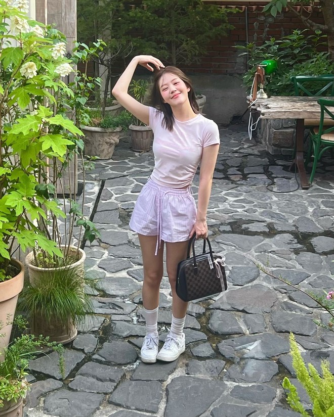 Quanh hè diện croptop, gái Hàn chỉ bạn list áo siêu xinh, phối đủ kiểu không chán- Ảnh 2. Quanh hè diện croptop, gái Hàn chỉ bạn list áo siêu xinh, phối đủ kiểu không chán- Ảnh 2.