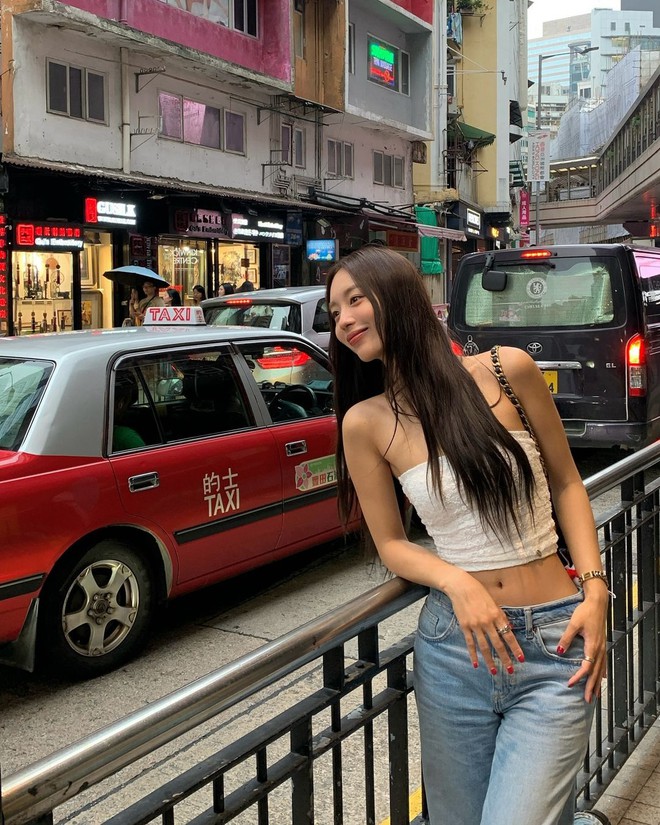 Quanh hè diện croptop, gái Hàn chỉ bạn list áo siêu xinh, phối đủ kiểu không chán- Ảnh 29. Quanh hè diện croptop, gái Hàn chỉ bạn list áo siêu xinh, phối đủ kiểu không chán- Ảnh 29.