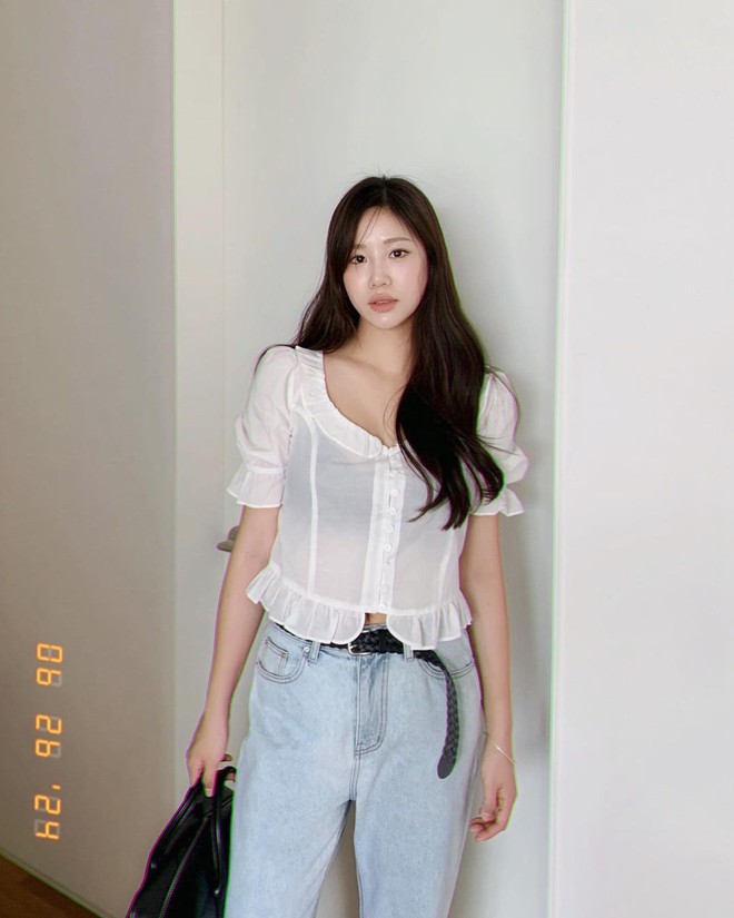 Quanh hè diện croptop, gái Hàn chỉ bạn list áo siêu xinh, phối đủ kiểu không chán- Ảnh 19. Quanh hè diện croptop, gái Hàn chỉ bạn list áo siêu xinh, phối đủ kiểu không chán- Ảnh 19.