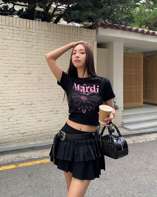 Quanh hè diện croptop, gái Hàn chỉ bạn list áo siêu xinh, phối đủ kiểu không chán- Ảnh 6. Quanh hè diện croptop, gái Hàn chỉ bạn list áo siêu xinh, phối đủ kiểu không chán- Ảnh 6.