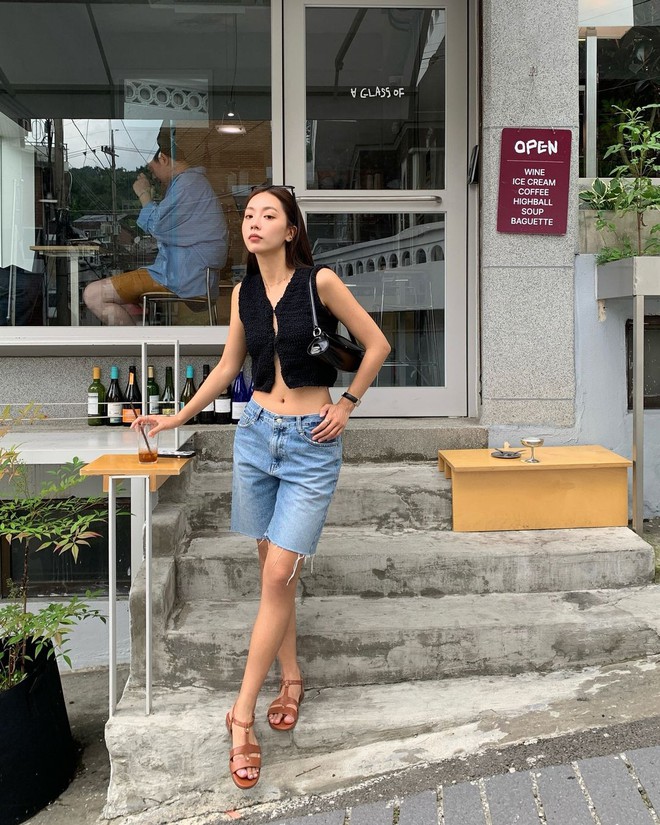 Quanh hè diện croptop, gái Hàn chỉ bạn list áo siêu xinh, phối đủ kiểu không chán- Ảnh 26. Quanh hè diện croptop, gái Hàn chỉ bạn list áo siêu xinh, phối đủ kiểu không chán- Ảnh 26.