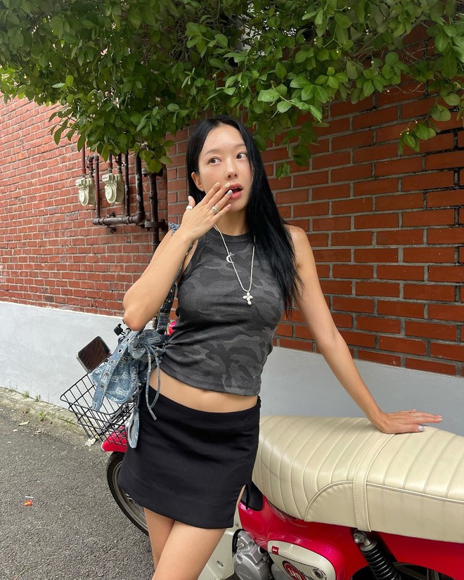 Quanh hè diện croptop, gái Hàn chỉ bạn list áo siêu xinh, phối đủ kiểu không chán- Ảnh 11. Quanh hè diện croptop, gái Hàn chỉ bạn list áo siêu xinh, phối đủ kiểu không chán- Ảnh 11.