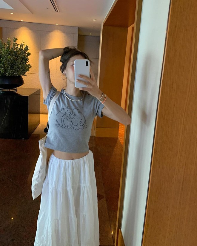 Quanh hè diện croptop, gái Hàn chỉ bạn list áo siêu xinh, phối đủ kiểu không chán- Ảnh 3. Quanh hè diện croptop, gái Hàn chỉ bạn list áo siêu xinh, phối đủ kiểu không chán- Ảnh 3.