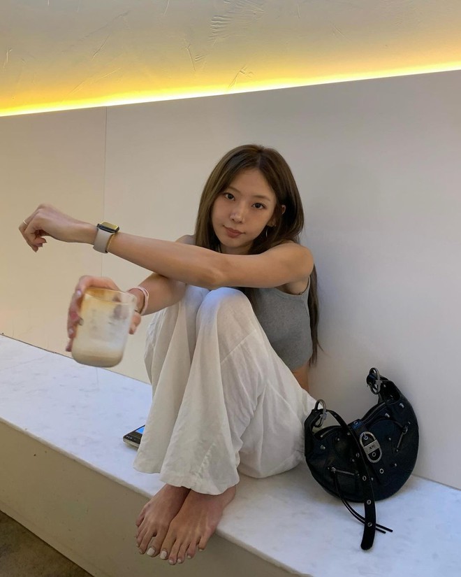 Quanh hè diện croptop, gái Hàn chỉ bạn list áo siêu xinh, phối đủ kiểu không chán- Ảnh 12. Quanh hè diện croptop, gái Hàn chỉ bạn list áo siêu xinh, phối đủ kiểu không chán- Ảnh 12.