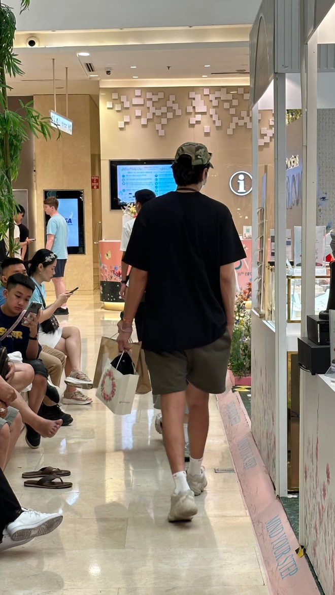 2 trung tâm thương mại ở TP.HCM mà Lee Kwang Soo ghé tới: Nơi đồ sộ nhất Q.2, nơi đắt đỏ nhất nhì Q.1- Ảnh 1. 2 trung tâm thương mại ở TP.HCM mà Lee Kwang Soo ghé tới: Nơi đồ sộ nhất Q.2, nơi đắt đỏ nhất nhì Q.1- Ảnh 1.
