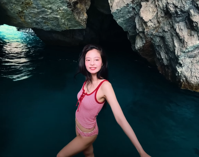 Cẩm nang đồ đi biển "ngoan xinh iu" của Jennie tới rồi!- Ảnh 7.