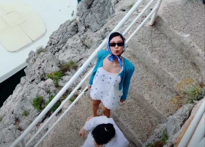 Cẩm nang đồ đi biển "ngoan xinh iu" của Jennie tới rồi!- Ảnh 3.