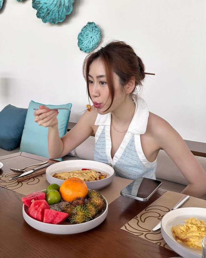 Nữ blogger Việt có những set đồ "được lòng" chị em công sở: Nữ tính, tôn dáng mà không nhàm chán chút nào!- Ảnh 13. Nữ blogger Việt có những set đồ "được lòng" chị em công sở: Nữ tính, tôn dáng mà không nhàm chán chút nào!- Ảnh 13.
