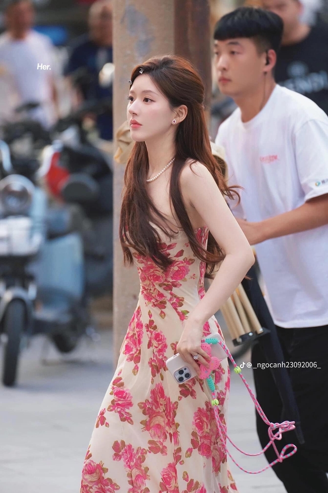 Triệu Lộ Tư tự làm 1 điều đáng nể trong phim mới- Ảnh 9. Triệu Lộ Tư tự làm 1 điều đáng nể trong phim mới- Ảnh 9.