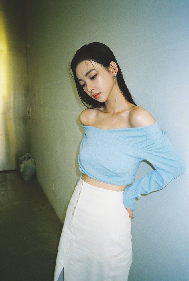 Từ chuyện Karina bị mắng vô cớ: Thời nào rồi mà còn coi áo hở vai là hở hang quá đà?- Ảnh 1.