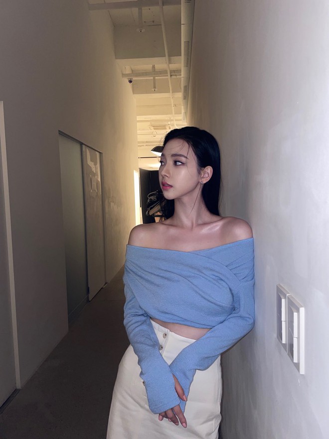 Từ chuyện Karina bị mắng vô cớ: Thời nào rồi mà còn coi áo hở vai là hở hang quá đà?- Ảnh 3.