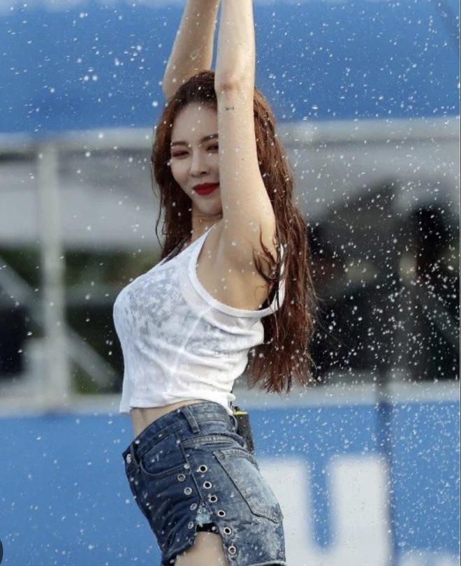 Nữ idol viral rần rần tại Waterbomb 2024: Body bốc lửa nhưng outfit gây tranh cãi- Ảnh 13.