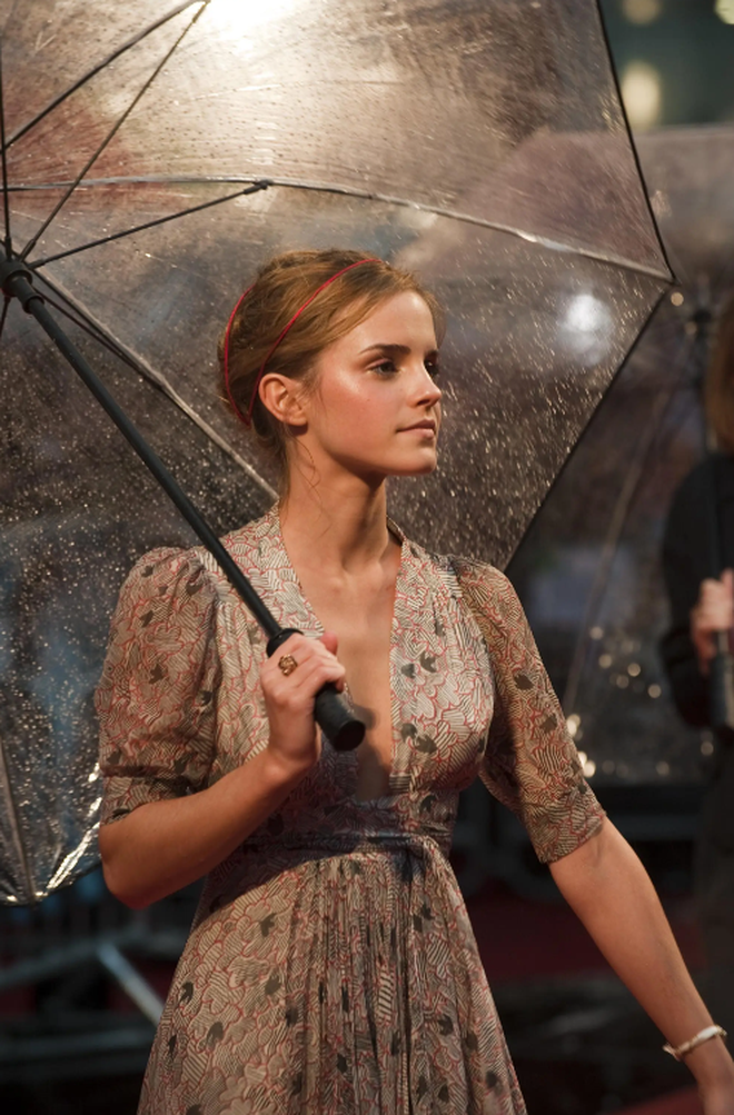 Emma Watson gặp sự cố trang phục nhớ đời với váy xẻ sâu tới rốn - Ảnh 2. Emma Watson gặp sự cố trang phục nhớ đời với váy xẻ sâu tới rốn - Ảnh 2.
