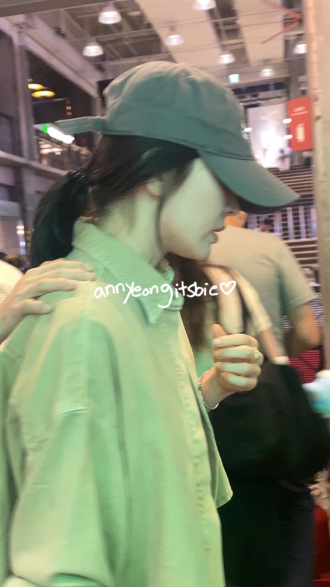 Song Hye Kyo âm thầm xuất hiện ủng hộ em gái thân thiết, video quay vội được khen "trắng phát sáng"- Ảnh 3. Song Hye Kyo âm thầm xuất hiện ủng hộ em gái thân thiết, video quay vội được khen "trắng phát sáng"- Ảnh 3.