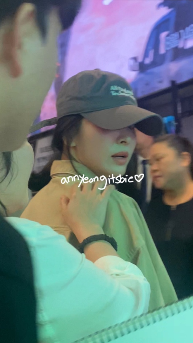 Song Hye Kyo âm thầm xuất hiện ủng hộ em gái thân thiết, video quay vội được khen "trắng phát sáng"- Ảnh 1. Song Hye Kyo âm thầm xuất hiện ủng hộ em gái thân thiết, video quay vội được khen "trắng phát sáng"- Ảnh 1.