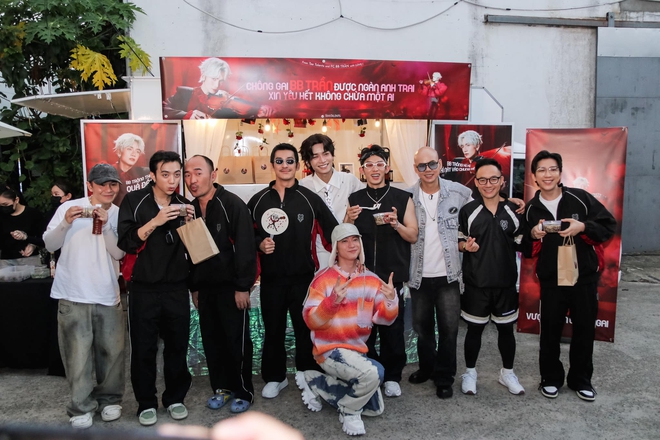 63 Anh Trai xâm chiếm Vpop: Cơ hội “thay máu" cho các FC Việt “đi đu idol”- Ảnh 17. 63 Anh Trai xâm chiếm Vpop: Cơ hội “thay máu" cho các FC Việt “đi đu idol”- Ảnh 17.