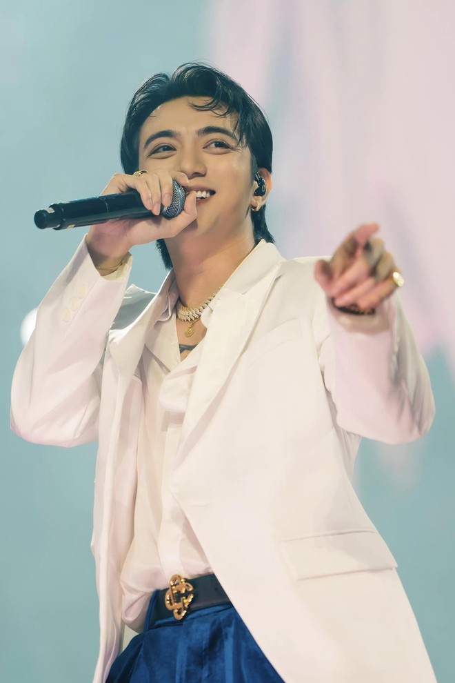 63 Anh Trai xâm chiếm Vpop: Cơ hội “thay máu" cho các FC Việt “đi đu idol”- Ảnh 3. 63 Anh Trai xâm chiếm Vpop: Cơ hội “thay máu" cho các FC Việt “đi đu idol”- Ảnh 3.