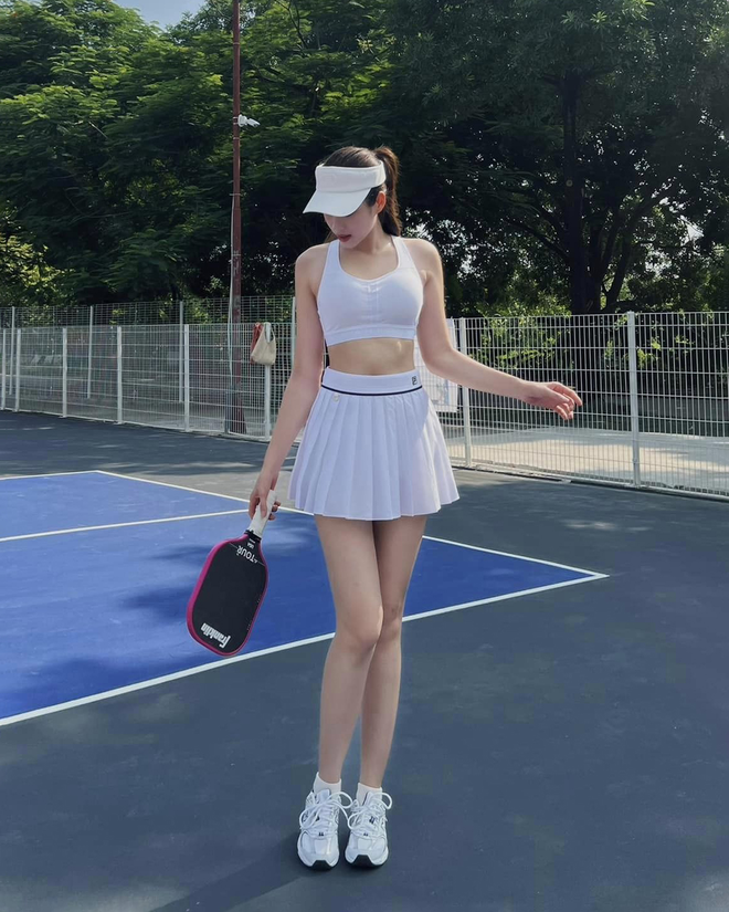 Mỹ nhân Việt chơi pickleball đâu chỉ chú tâm quần áo, tới vợt cũng rất chịu chi- Ảnh 9. Mỹ nhân Việt chơi pickleball đâu chỉ chú tâm quần áo, tới vợt cũng rất chịu chi- Ảnh 9.