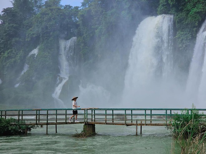 Dù ngập trong mưa lũ nhưng “thác nước đẹp nhất thế giới” tại Việt Nam vẫn đông đúc khách đặt tour- Ảnh 15.