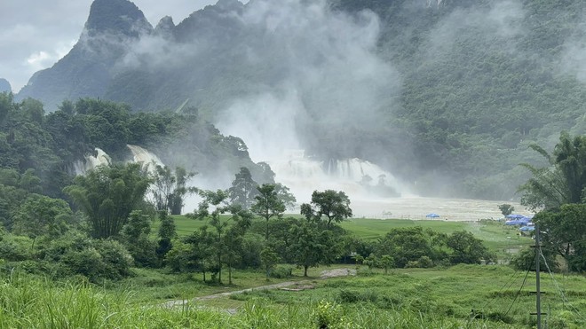 Dù ngập trong mưa lũ nhưng “thác nước đẹp nhất thế giới” tại Việt Nam vẫn đông đúc khách đặt tour- Ảnh 6.