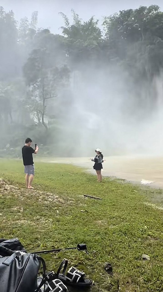 Dù ngập trong mưa lũ nhưng “thác nước đẹp nhất thế giới” tại Việt Nam vẫn đông đúc khách đặt tour- Ảnh 10.