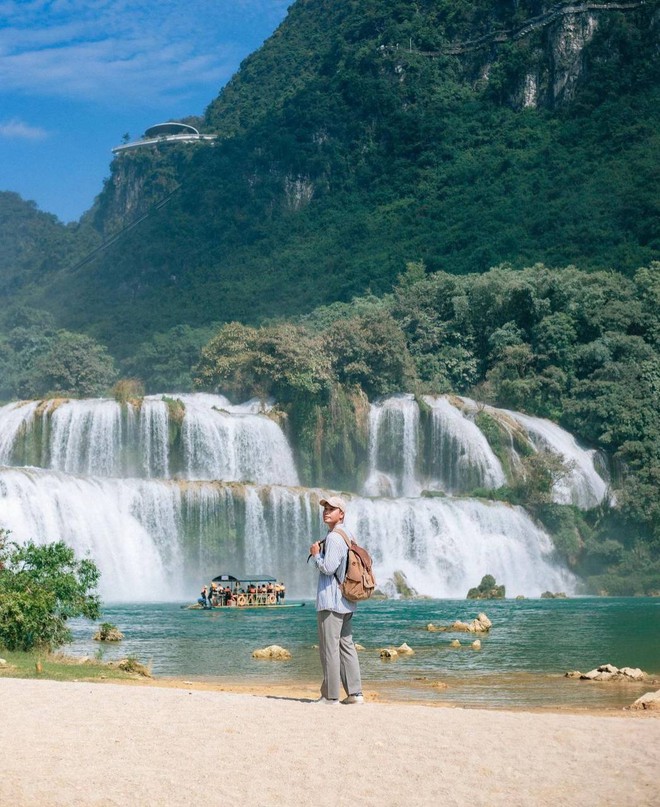 Dù ngập trong mưa lũ nhưng “thác nước đẹp nhất thế giới” tại Việt Nam vẫn đông đúc khách đặt tour- Ảnh 1.