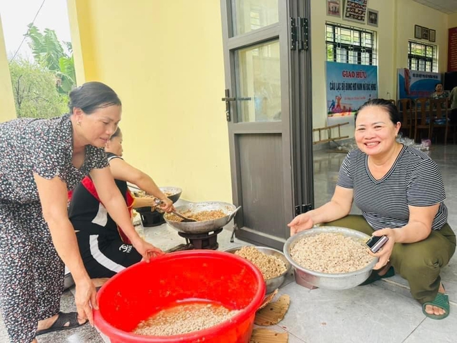 Bà con khắp nơi ngày đêm gói bánh chưng, nấu đồ ăn, gói ghém yêu thương gửi về miền Bắc!- Ảnh 10.