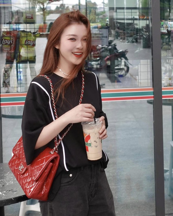 Mỹ nữ tỉ view của YouTube Việt: U35 mà visual như nữ sinh, body đẹp nhưng thích mặc kín- Ảnh 1. Mỹ nữ tỉ view của YouTube Việt: U35 mà visual như nữ sinh, body đẹp nhưng thích mặc kín- Ảnh 1.
