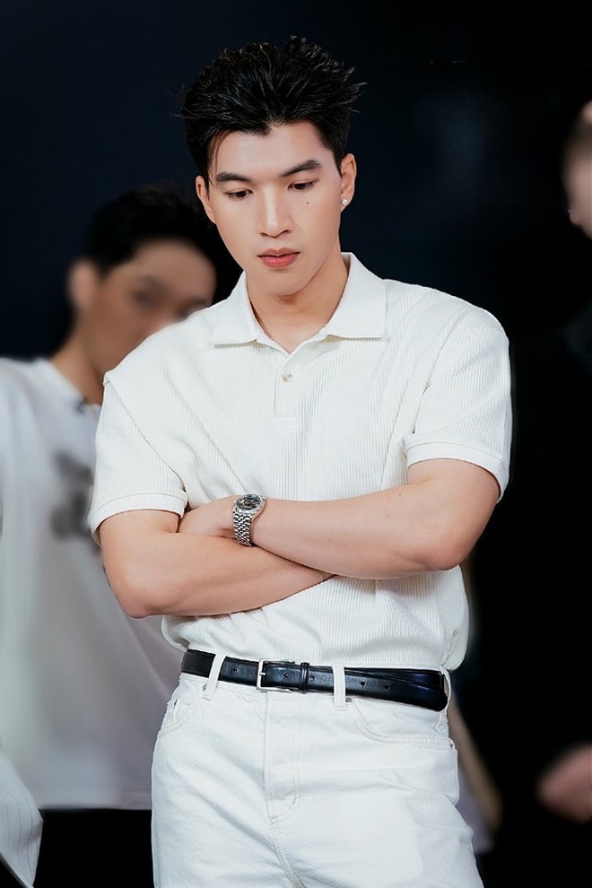 Ai đó nên đưa HIEUTHUHAI hướng dẫn sử dụng vẻ đẹp trai chứ style ăn mặc khiến fan lo lắm!- Ảnh 18. Ai đó nên đưa HIEUTHUHAI hướng dẫn sử dụng vẻ đẹp trai chứ style ăn mặc khiến fan lo lắm!- Ảnh 18.