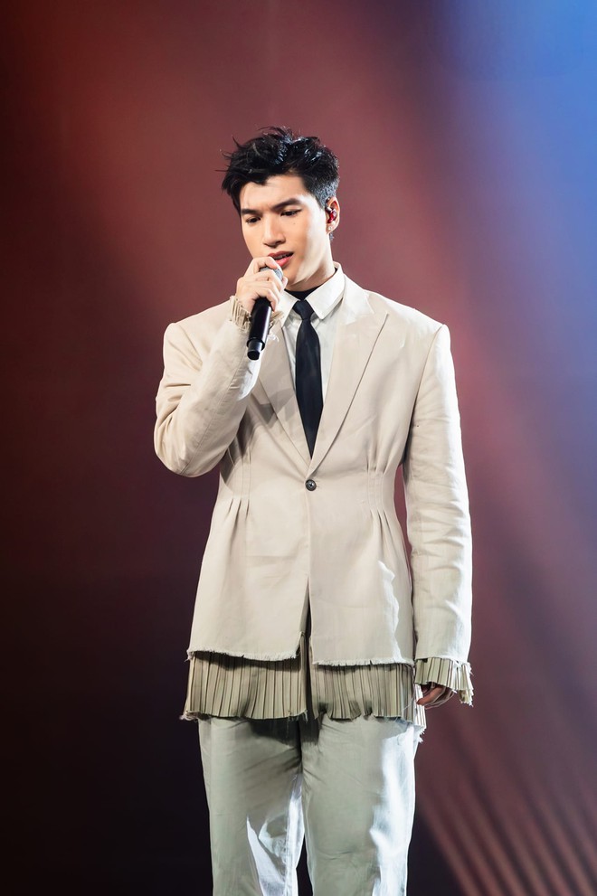 Ai đó nên đưa HIEUTHUHAI hướng dẫn sử dụng vẻ đẹp trai chứ style ăn mặc khiến fan lo lắm!- Ảnh 8. Ai đó nên đưa HIEUTHUHAI hướng dẫn sử dụng vẻ đẹp trai chứ style ăn mặc khiến fan lo lắm!- Ảnh 8.