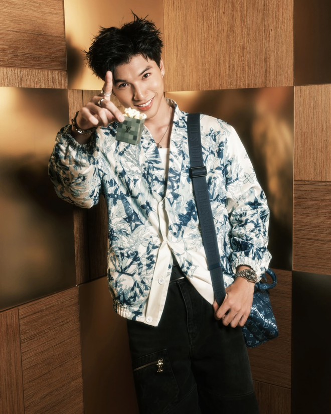 Ai đó nên đưa HIEUTHUHAI hướng dẫn sử dụng vẻ đẹp trai chứ style ăn mặc khiến fan lo lắm!- Ảnh 17. Ai đó nên đưa HIEUTHUHAI hướng dẫn sử dụng vẻ đẹp trai chứ style ăn mặc khiến fan lo lắm!- Ảnh 17.