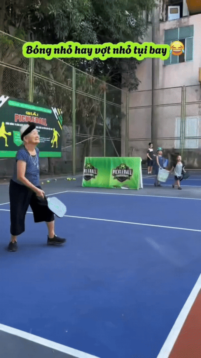 Xuất hiện cụ bà U100 ở Hà Tĩnh lăn xả trên sân chơi pickleball: Hé lộ lịch sinh hoạt "ăn đứt" Gen Z- Ảnh 4. Xuất hiện cụ bà U100 ở Hà Tĩnh lăn xả trên sân chơi pickleball: Hé lộ lịch sinh hoạt "ăn đứt" Gen Z- Ảnh 4.