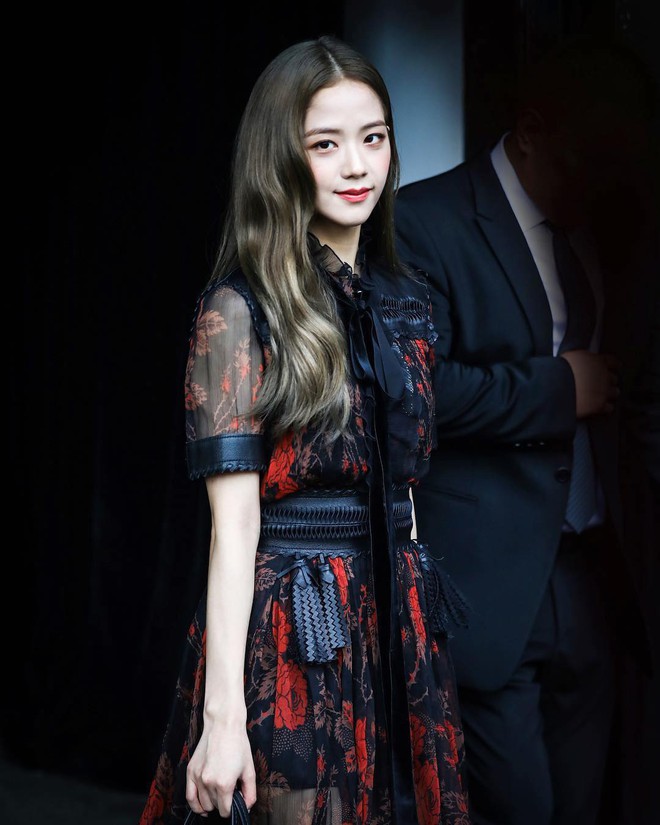 6 năm trước Jisoo, Rosé từng debut ngọt lịm tại fashion week nhưng bị 1 mỹ nhân "át vía"- Ảnh 15. 6 năm trước Jisoo, Rosé từng debut ngọt lịm tại fashion week nhưng bị 1 mỹ nhân "át vía"- Ảnh 15.