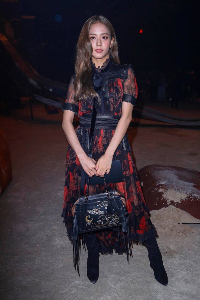 6 năm trước Jisoo, Rosé từng debut ngọt lịm tại fashion week nhưng bị 1 mỹ nhân "át vía"- Ảnh 16. 6 năm trước Jisoo, Rosé từng debut ngọt lịm tại fashion week nhưng bị 1 mỹ nhân "át vía"- Ảnh 16.