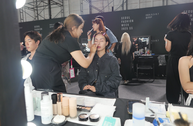 Hiếm lắm mới có ca sĩ Việt diễn tại Seoul Fashion Week: Thần thái cực slay dù lần đầu catwalk- Ảnh 2. Hiếm lắm mới có ca sĩ Việt diễn tại Seoul Fashion Week: Thần thái cực slay dù lần đầu catwalk- Ảnh 2.