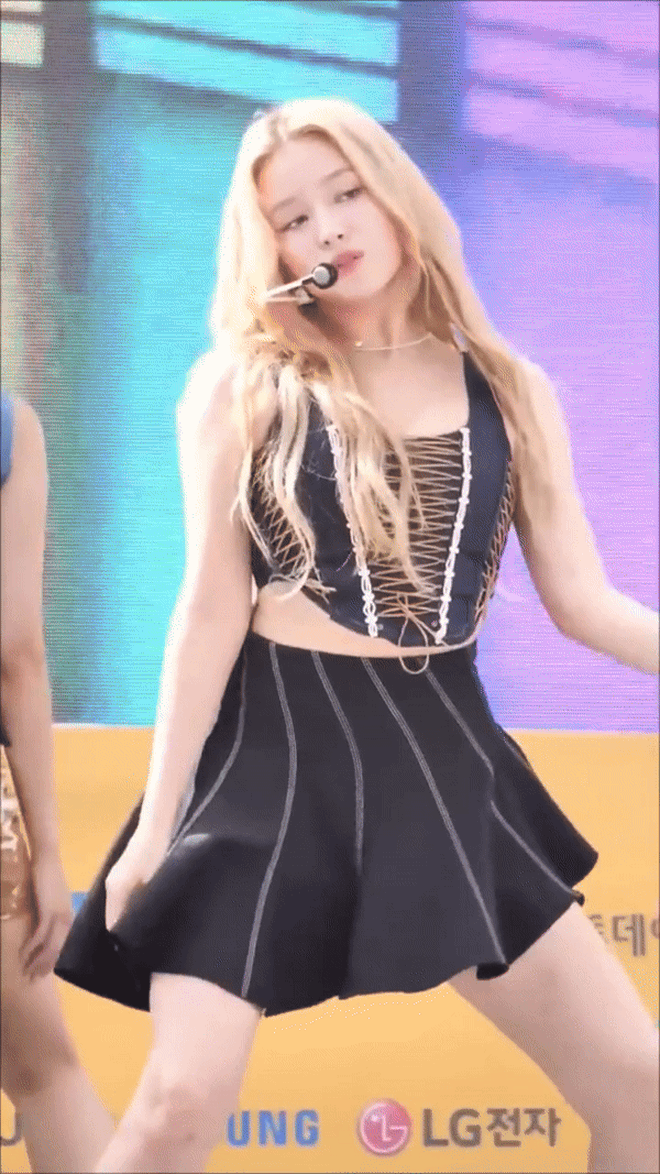 Hot girl phố đi bộ Hà Nội 1 thời giờ là mỹ nhân đẹp vượt mặt BLACKPINK- Ảnh 18. Hot girl phố đi bộ Hà Nội 1 thời giờ là mỹ nhân đẹp vượt mặt BLACKPINK- Ảnh 18.