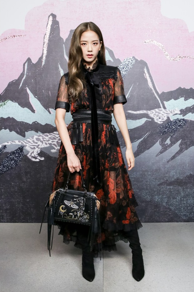 Jisoo và Thuỳ Tiên cùng tới NYFW, chị cả BLACKPINK hack tuổi ngoạn mục so với 6 năm trước- Ảnh 10. Jisoo và Thuỳ Tiên cùng tới NYFW, chị cả BLACKPINK hack tuổi ngoạn mục so với 6 năm trước- Ảnh 10.